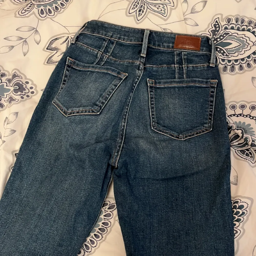 Ett par jättesköna, breda och mörkblå high waist jeans från Hollister, i storlek 24 i midjan och längd 27. Jag är 164 och de är till vaderna 💙. Jeans & Byxor.