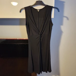 Svart klänning - Söt enkel klänning. Bra skick. Storlek S men skulle tro den passar liten M med