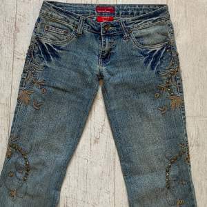 Säljer dessa skitsnygga lågmidjade jeans med snygga detaljer på sidan💕Midjemått: 78 cm innerben: 86 cm Finns ett litet hål på nedre benet som visas på sista bilden. Jeansen är väldigt stretchiga 