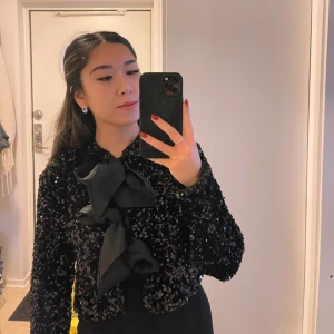 Glitter topp - Säljer nu den populära koftan från HM som är slutsåld. Använd endast 1 gång.Pris kan diskuteras vid snabb affär 