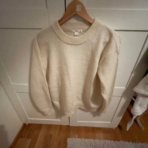 Vit stickad tröja  - Snygg basic vit stickad tröja från young Gina. Har aldrig använts. Köptes med en liten defekt men den syns knappt.🥰🥰