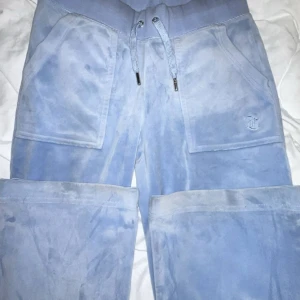 Juicy couture  - Ljus blåa juicy couture byxor. Storlek s men passar xs också. Använda cirka 2 gånger. Skriv vid intresse!