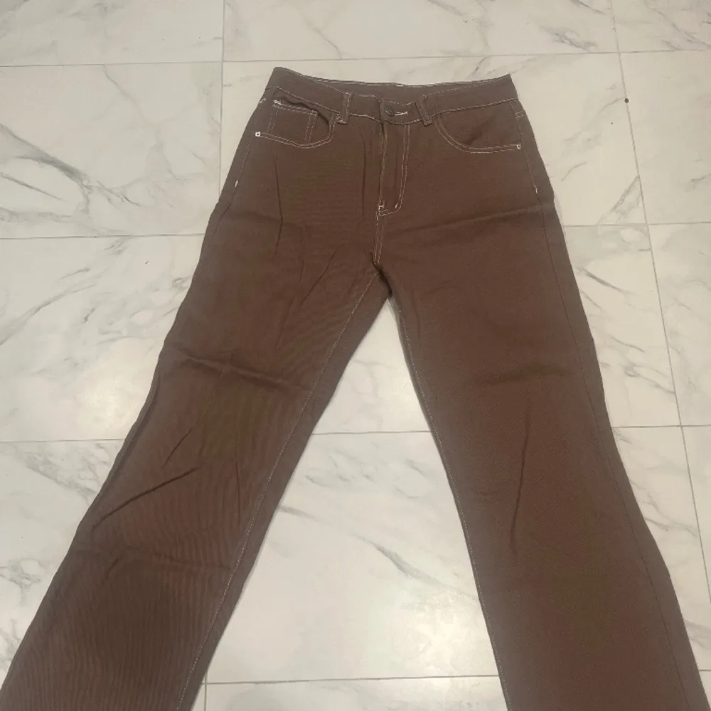 Ljus bruna jeans från shein. Super snygga med en vit tröja. Storlek M och i jätte bra skicka(ej använda då ja beställde två storlekar och denna inte passa lika bra). Jeans & Byxor.