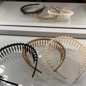 Hårband  - Säljer alla dessa hårband tillsammans, använder aldrig!  De två i sista bilden är typ så Blair core gossip girl typ😍 de andra tre är ju typ som maddie i euphoria s2