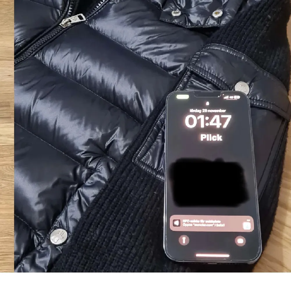 Tjena! Säljer min Moncler cardigan i väldigt bra skick. Inga problem med jackan. Jackan har fungerande nfc som ni ser på den tredje bilden. Hör av er vid frågor eller funderingar. Pris kan diskuteras.. Jackor.