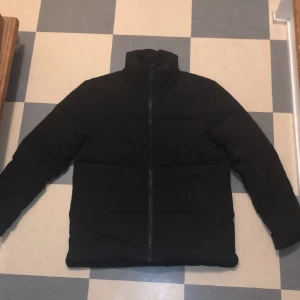 Vinter puffjacka  - Varm puffar jacka för vintern i storlek small. Inga defekter helt som ny. 2 yttre och 1 innerficka. Ställ fler frågor om bilder eller liknande!