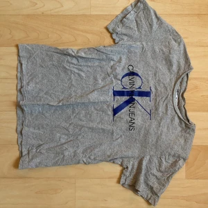 Calvin Klein tshirt  - Grå tshirt, står 12 i barnstorlek men använd som en baby-tee av mig! Passar xs-s