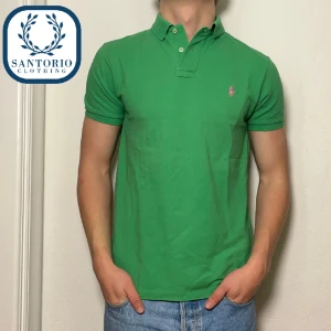 Ralph Lauren Piké | Grön - Väldigt snygg Ralph lauren piké i 9/10 skick! Han på bilden är 185cm (M)  Skriv vid frågor eller funderingar🎄