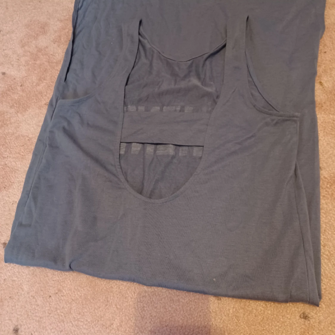 Cool blå klänning med öppen rygg och text - 90