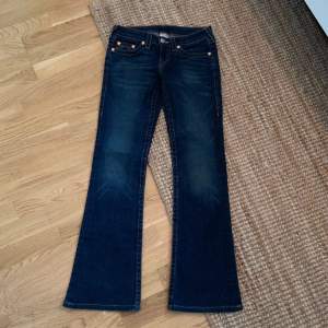 True religion jeans i superbra skick! Ser helt nya ut förutom lite slitnad längst ner på byxan, men inget man direkt lägger märke till, (se bild 2) Midjemått: ca 77cm Innerbenslängd: 82cm😇🤞