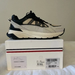 Moncler lite runner storlek 40 - Helt nya Moncler skor i storlek 40. Säljer för halva priset. Nypris 5299kr Skick: nya