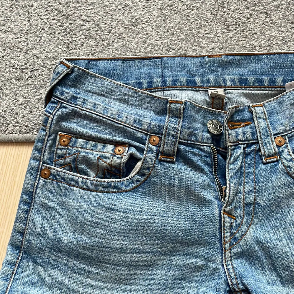 !!!!TRYCK INTE PÅ KÖP NU!!!! Super snygga lågmidjade jeans från True Religion! Kommer inte till användning och vill därför sälja. Midjemått tvärs över: 39 cm Innerbenslängd: 84 cm Perfekta i längden🙌🏼🙌🏼🤩 Kan tänka mig sänka priset vid intresse. Jeans & Byxor.