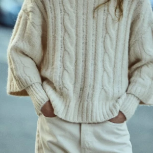 Kabelstickad tröja med två ärmar - Säljer denna jätte snygga stickade tröjan ifrån zara i storlek s men skulle säga att den passar s-m😍🥰 Säljer pågrund av att den inte kommer till användning så den är i nyskick🙌Nypris 399❤️