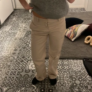 Beiga chinos  - Jätte fina beiga chinos som blivit använda 2 gånger. Super fina och bekväma med fin passform 🌟 