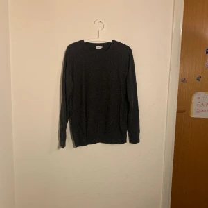 Filippa K tröja - Mörkgrå finnstickad tröja.