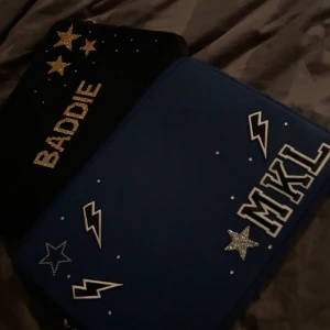 Datafodral - Valfri färg, initial och text 