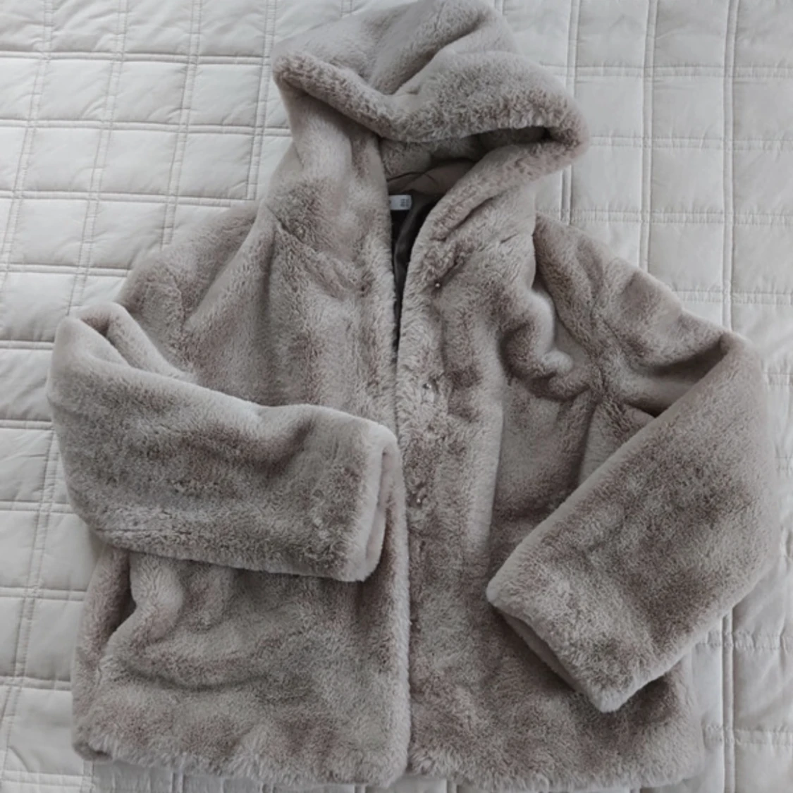 Fluffig jacka med luva  - 90