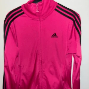 Rosa adidas tröja - Äkta rosa adidas tröja knappt använd