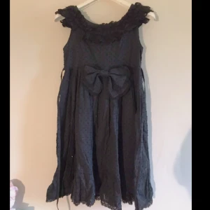 Lolita klänning jsk Aatp Btssb - (Laddar upp igen pga oseriös köpare) Svart Snow Dot Princess JSK från det japanska märket Alice and the pirates (Baby the stars shines bright) Avtagbar rosett fram, fantastiska volanger bak och dragkedja