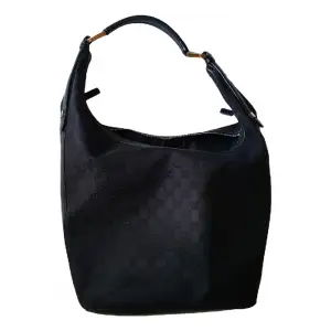 Väska från Gucci som jag köpt på Vestiaire collective! Den är äkthetskontrollerad och i använt skick! Finns slitningar, se bilder