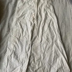  ett par jättefina vita linne byxor! De är något genomskinliga, men passar perfekt en dag på stranden! Säljer du om då de är lite för stora för mig!