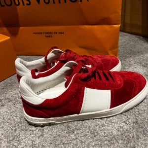 Valentino Flycrew - Röda Valentino Flycrew i storlek 43, ny skick men inget og ingår! 