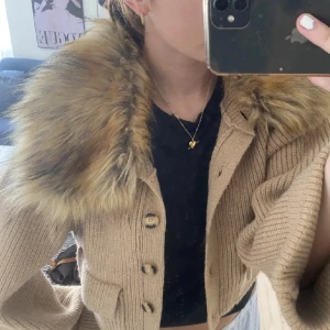 Kofta med päls - Säljer nu denna kofta från zara med päls som går att ta av, inga defekter
