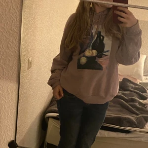 Hoodie - Snygg Hoodie i fint skick. Säljer då den inte kommer till användning. Fråga kring funderingar💕