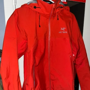 Arc’teryx Beta AR jacka - Nästan helt oanvänd beta ar som jag växt ur. Det är womens size men typ ingen skillnad från mens (passar båda). Haft den i strax ett år aldrig haft några beskymmer, goretex funkar än. Skicka ett meddelande om ni har några funderingar/ fitpic!
