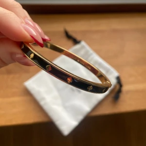 Kate Spade armband - Köpt i Miami för några år sedan, men fick väldigt lite användning för det. Finns att köpa på nätet för ca 1200 kr. Kvitto har jag tyvärr inte kvar, men dustbagen följer självklart med. Köparen står för fraktkostnaden 🩷 Skickar gärna fler bilder!