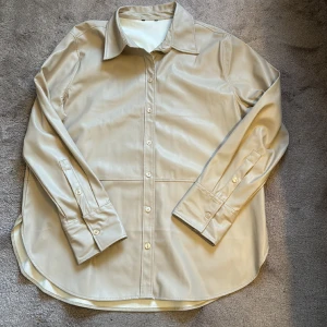 Skjorta i skinnimitation - Snygg skjorta i skinnimimation från Lindex. Använd ett fåtal gånger så i mycket gott skick. Storlek XL