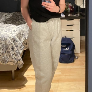 Ljusgråa mjukisbyxor  - Basically basis Gina tricot strl. M. Jag är 164 cm och dessa är lite väl långa för mig men sitter i övrigt väldigt bra. Använt skick.  Köparen står för frakt🤍