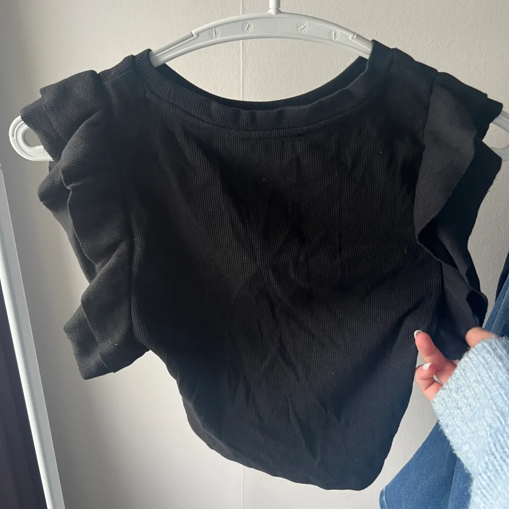 Säljer denna svarta tröjan från zara då den blivit för liten🩷. Toppar.
