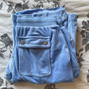 Juciy couture byxor, köpt från Nelly för 1100kr men säljer för 400kr🩷🩷 pris kan diskuteras 