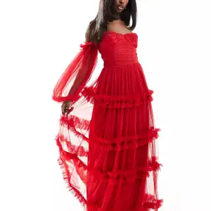 Oanvänd röd klänning, köptes för 1729 kr