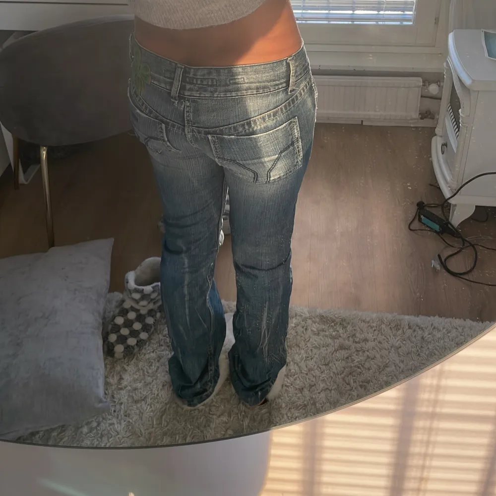 Fina extrema låga jeans. Jag är 167 så passar nog också de som är 168-169. De sitter bra men säljer för att de blivit för små och för tajta❤️ Använt bara några ggr typ 1-4❤️❤️Orginalpris 700kr❤️. Jeans & Byxor.