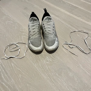 Vita 270 - Nike airmax 270 vita. Storlek 43 skick 7,5/10 lite smutsiga men lätt o rengöra Snören skickas självklart med.