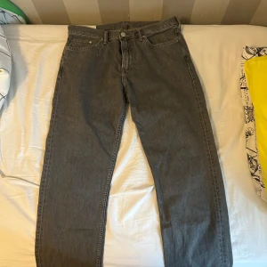 Gråa Jeans från HM - Gråa jeans från HM Relaxed Fit  Storlek 34 32 Använda ett fåtal gånger endast 