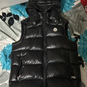 moncler väst  - moncler väst använd typ 4 gånger bra skicka pris kan diskuteras 