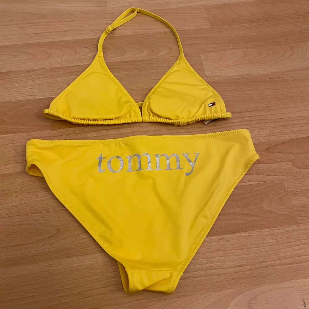 Säljer en gul Tommy hilfiger bikini. På rumpan så finns det en silvrig text för det står Tommy. Den är i storlek 14-16 år.. Muu.