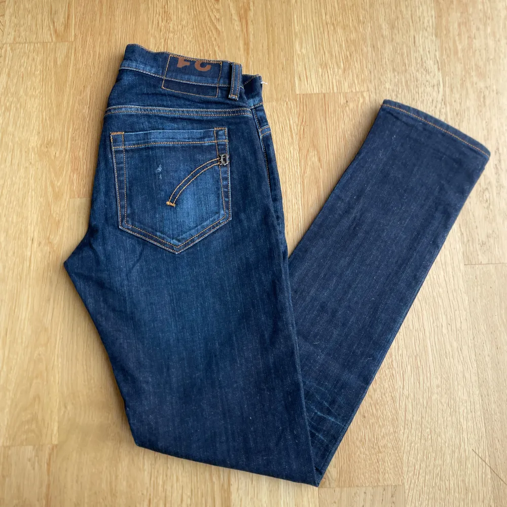 Säljer dessa riktigt snygga Dondup jeans i modellen George! Det är storlek 31 men dem är relativt små i storleken. Jeansen är i mycket gott skick och har inga defekter.. Jeans & Byxor.