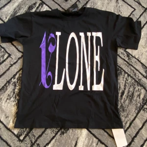 Vlone Palm Angels Tshirt - Vlone Tee i väldigt god skick och hög kvalité Är ej använd, kan levereras förpackad och skyddad  Köparen betalar helst för frakt om den ska fraktas! Skriv för mer information.