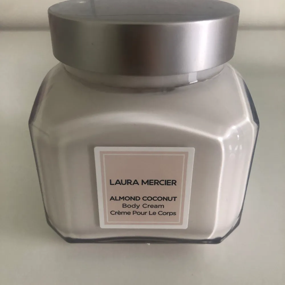 Säljer body cream från Laura Mercier i doften almond coconut. Förpackningen är helt oöppnad och helt oanvänd. Bara att skriva vid intresse:)🤍🤍🤍. Parfym.