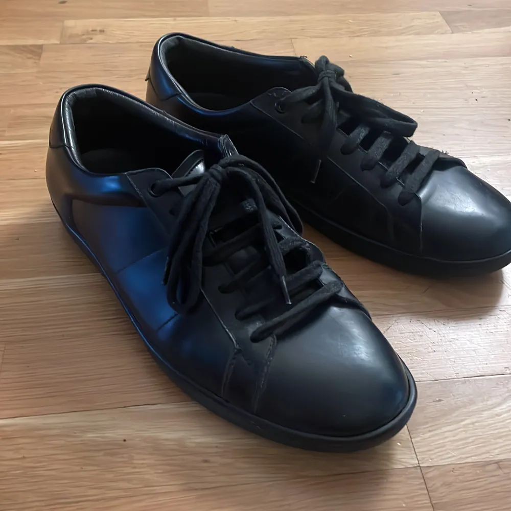 Säljer mina skor från Saint Laurent i storlek 43. Passform: TTS Skick: 7/10, texten på tungan är borta, en pytteliten lagning på ena skon och en pytteliten spricka i lädret (kom pm för bild) OG: dustbag och extra originalsnören. Tvättas innan frakt.. Skor.