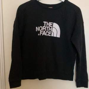 Tröja från The North Face. Står storlek M, men skulle säga att den sitter som s/m. 💗Nypris är ca 800.