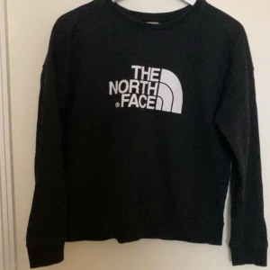 North face tröja - Tröja från The North Face. Står storlek M, men skulle säga att den sitter som s/m. 💗Nypris är ca 800.