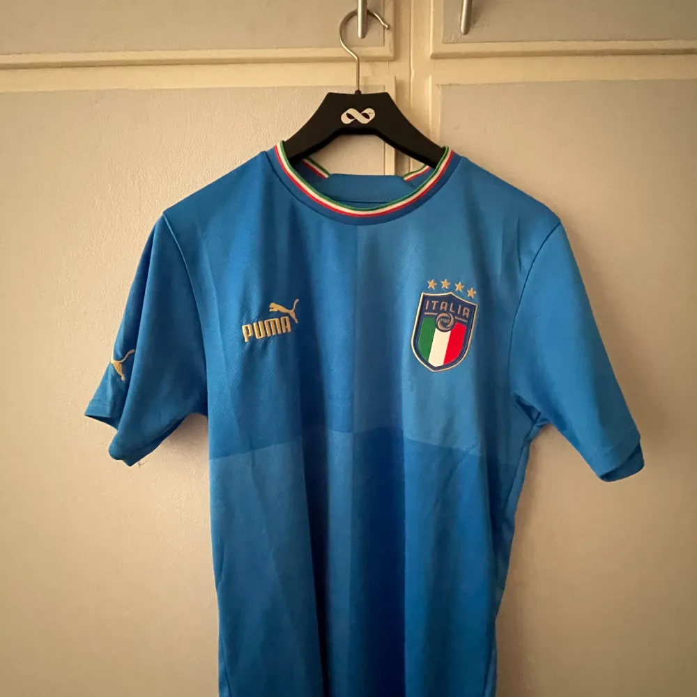 Italiensk landslagets tröja från 2022/23 i topp skick!!. T-shirts.