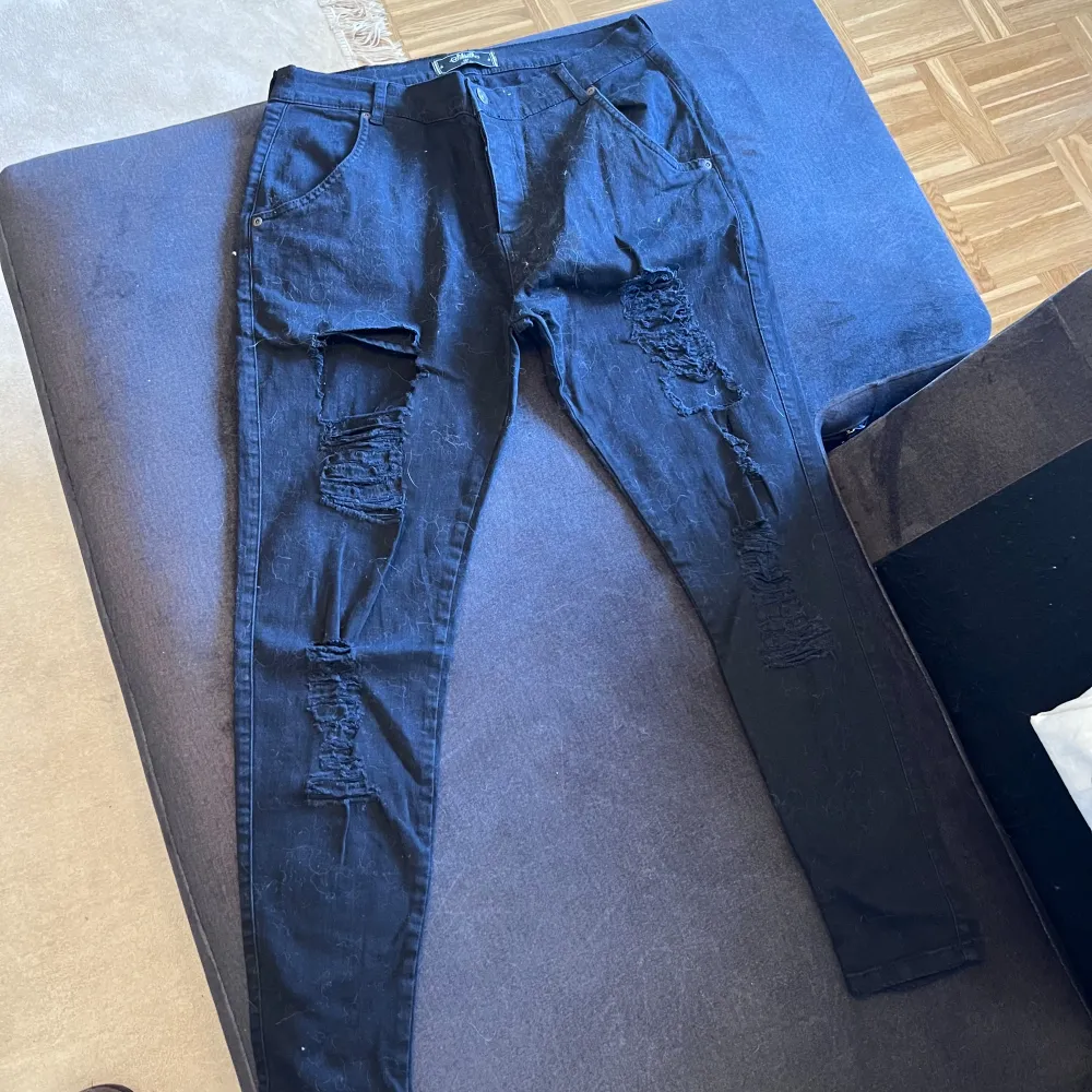 Slitna jeans passar L/XL. Jeans & Byxor.