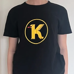 Black graphic tee - Svart t-shirt med tryck. Inga defekter.