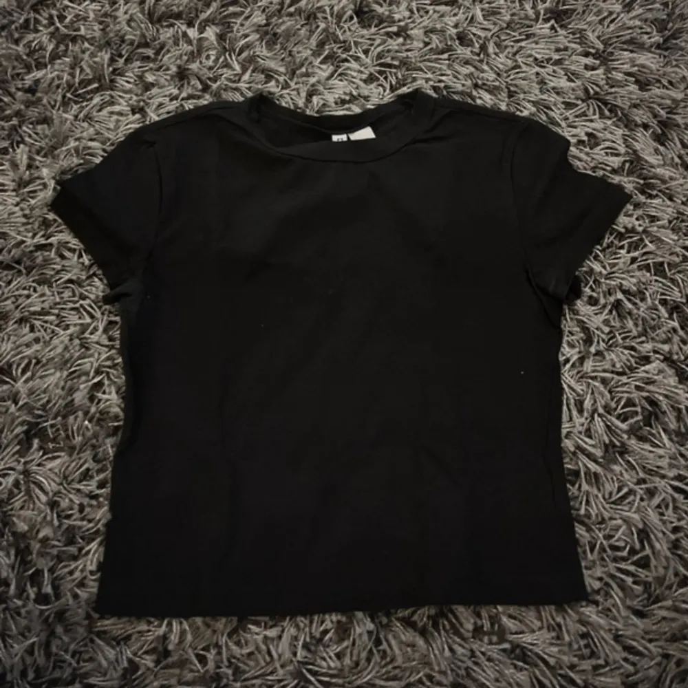 Lite kortare svart t-shirt från HM i storlek M. Perfekt nu till sommaren . T-shirts.